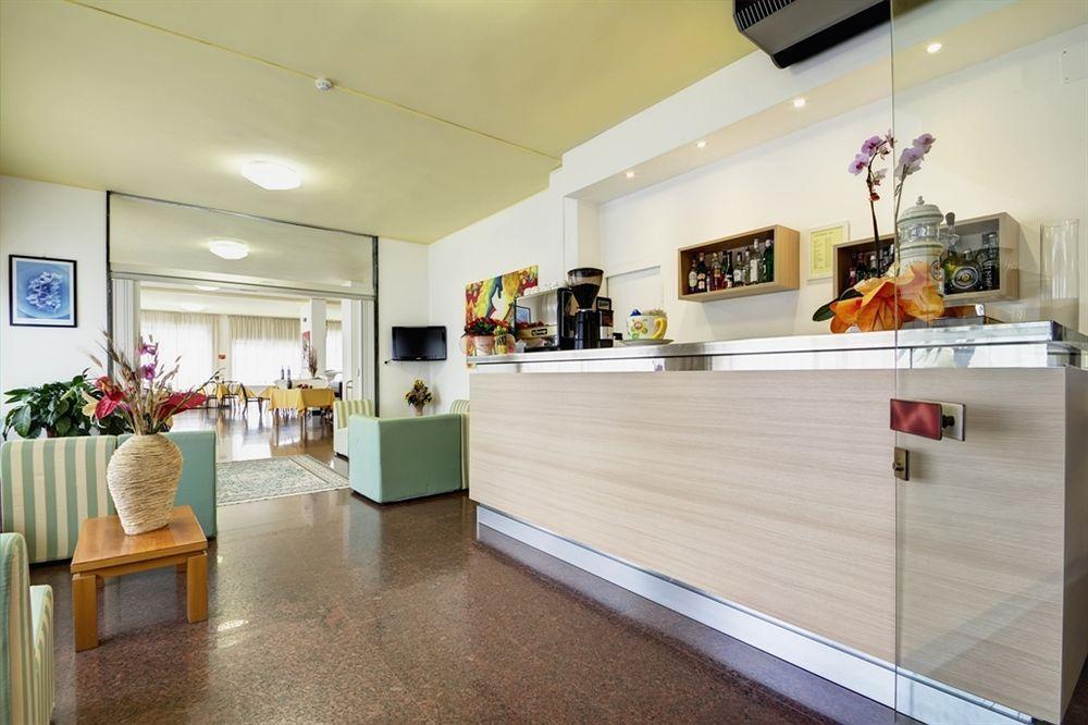 Hotel Virginia Диано Марина Екстериор снимка