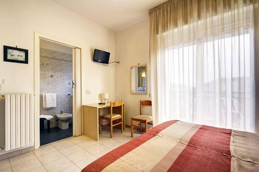 Hotel Virginia Диано Марина Екстериор снимка
